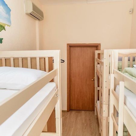 Globus Lipki Hostel Kyiv Exterior photo