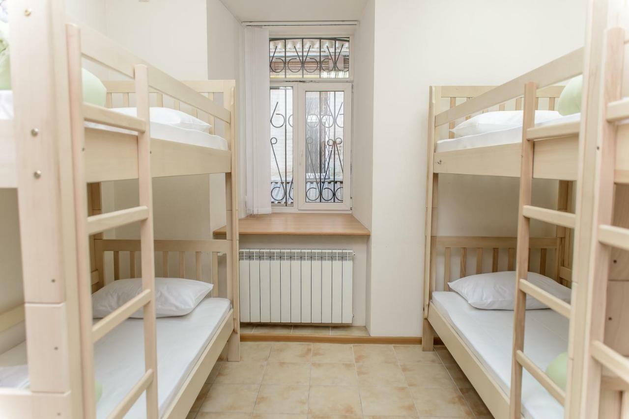 Globus Lipki Hostel Kyiv Exterior photo