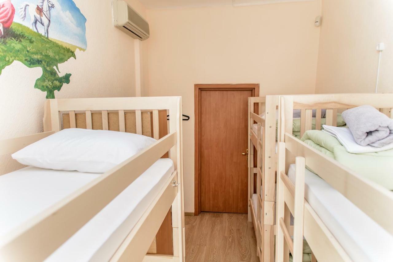 Globus Lipki Hostel Kyiv Exterior photo
