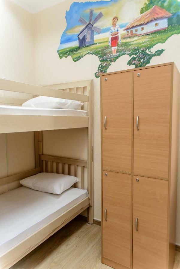 Globus Lipki Hostel Kyiv Exterior photo