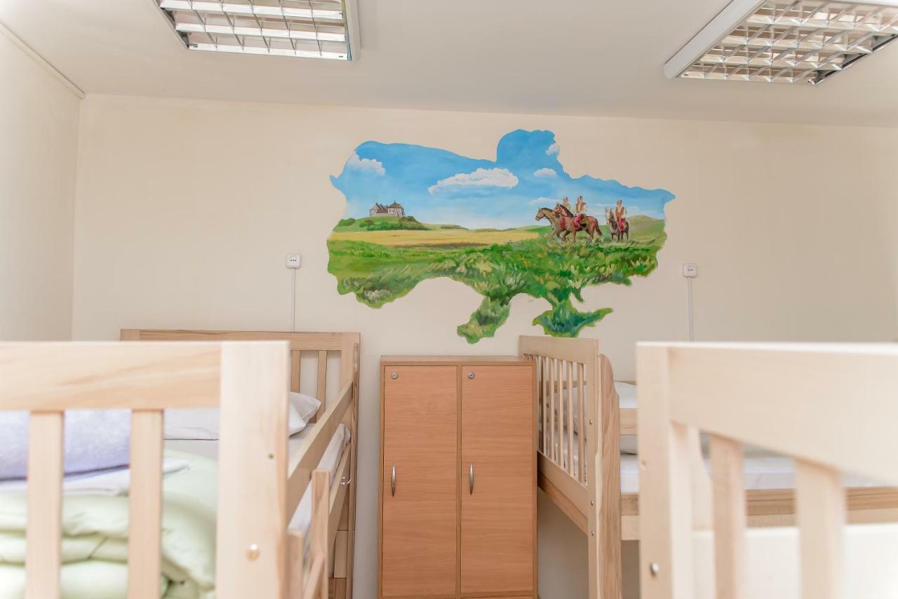 Globus Lipki Hostel Kyiv Exterior photo