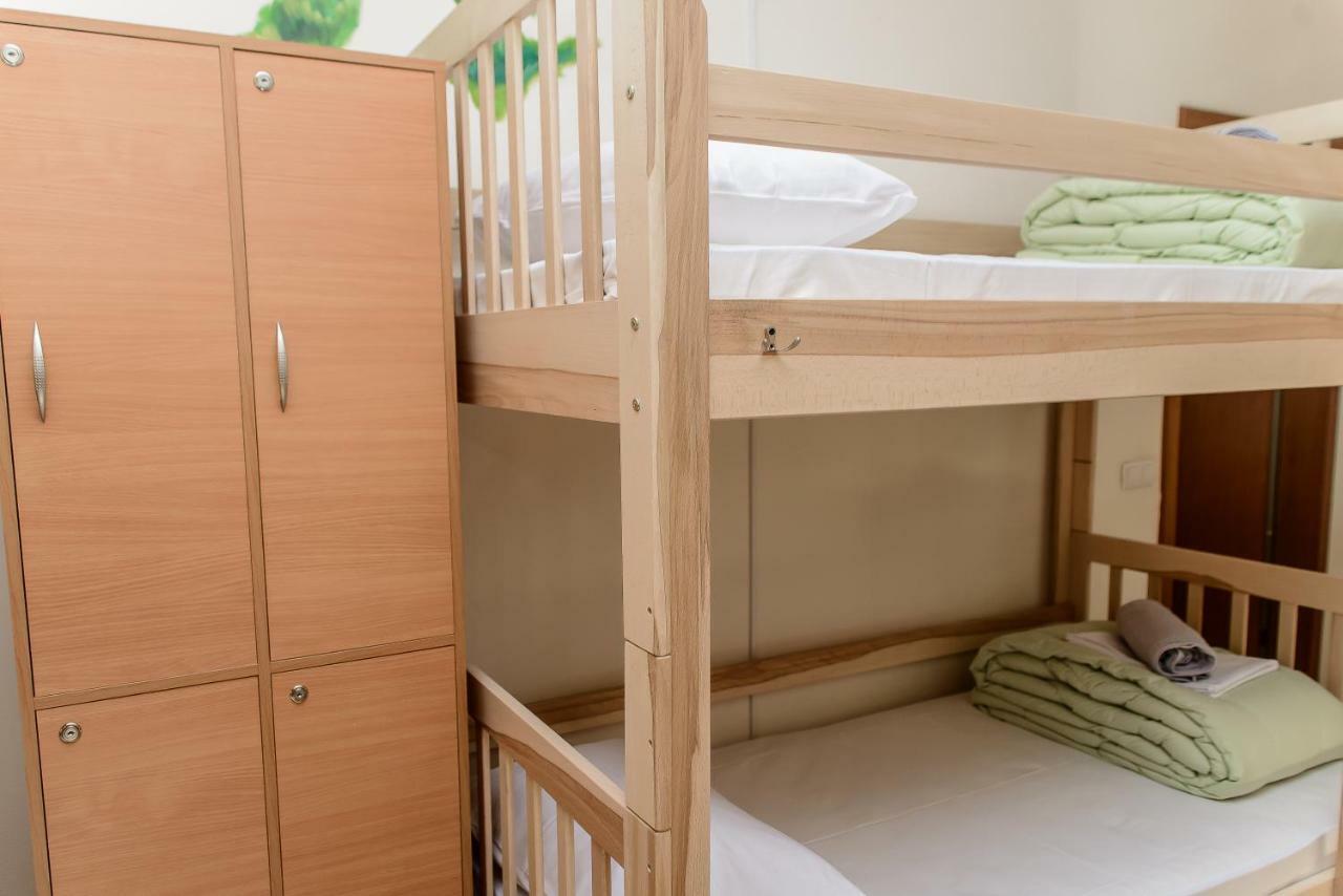 Globus Lipki Hostel Kyiv Exterior photo