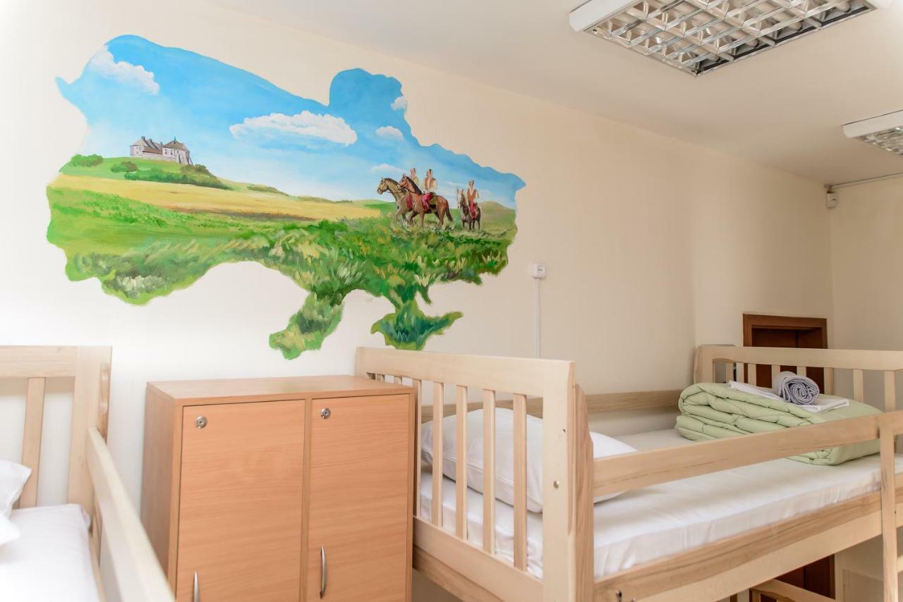 Globus Lipki Hostel Kyiv Exterior photo