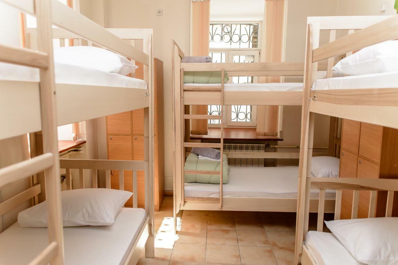 Globus Lipki Hostel Kyiv Exterior photo
